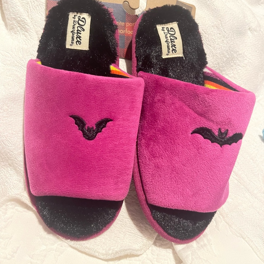 Pink Bat Embroidered Slippers Dearfoam Memory foam size S (5-6) Furry fluffy New